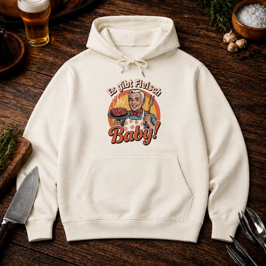 Cremefarbener Premium Hoodie mit „Es gibt Fleisch Baby“ Grillmotiv im rustikalen BBQ Mockup auf Holztisch mit Bier, Messer und Gewürzen, hochwertige Stoffstruktur und realistischer Druck.