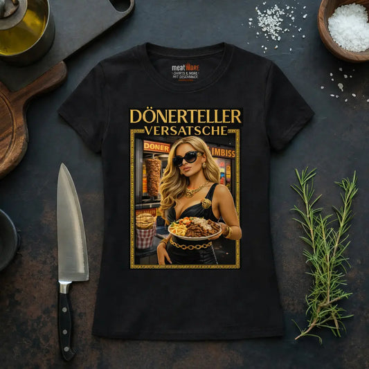 Schwarzes Meatware Premium Organic Women Shirt mit Döner Teller Versatsche Design im Küchen Mockup mit Messer Kräutern und Nackenbranding Shirts & more mit Geschmack