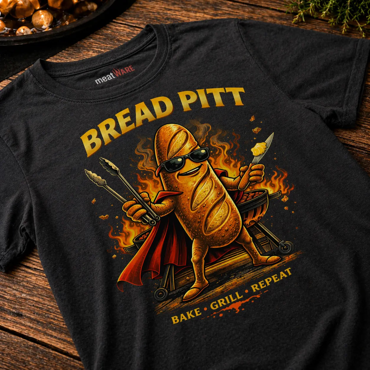 Graues Premium T-Shirt mit Bread Pitt BBQ Design in schräger Nahaufnahme auf rustikalem Holztisch Mockup, Grill Szene mit Bier und BBQ Zubehör, detailreiche Produktdarstellung