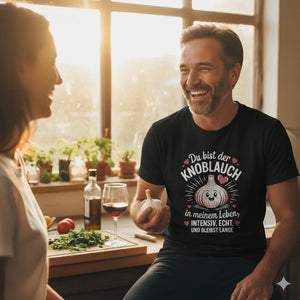 Ein schwarzes Oversized Shirt der Marke Meatware mit tief angesetzten Ärmeln und dem Motiv „Du bist der Knoblauch in meinem Leben“.