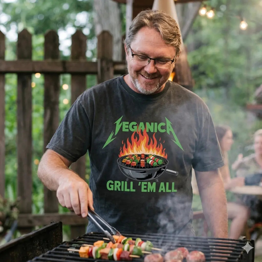 Mann im Meatware Veganica Oversized Shirt aus schwerer Baumwolle im Metallica-Stil am Grill.