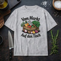 „Premium T-Shirt in Hellgrau mit Motiv ‚Vom Markt auf den Tisch‘, Gemüsekiste und Messer, Küchen- und Kochdesign von Meatware – Shirts & more mit Geschmack“
