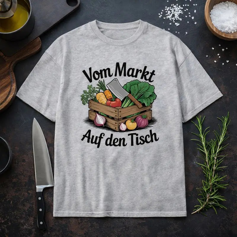 „Premium T-Shirt in Hellgrau mit Motiv ‚Vom Markt auf den Tisch‘, Gemüsekiste und Messer, Küchen- und Kochdesign von Meatware – Shirts & more mit Geschmack“