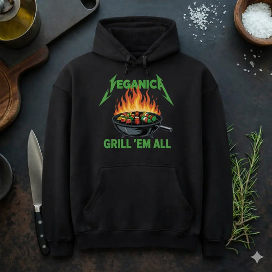 Schwarzer Meatware Oversized Hoodie mit Veganica Grill ’Em All BBQ Gemüse Grill Design im rustikalen Küchen Mockup mit Messer, Rosmarin, Olivenöl und grobem Salz