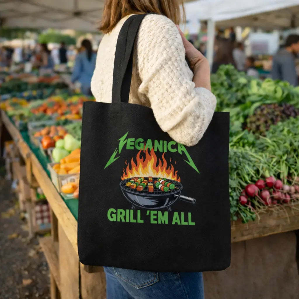 Schwarzer Meatware Jutebeutel mit Veganica Grill ’Em All Design, Metal-Parodie mit Gemüse-Grillmotiv, nachhaltige Baumwolltasche für Einkauf, Wochenmarkt und BBQ Fans